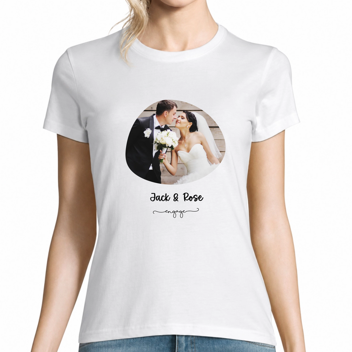 T-shirt blanc personnalisé avec photo de couple dans un cadre ovale et prénoms
